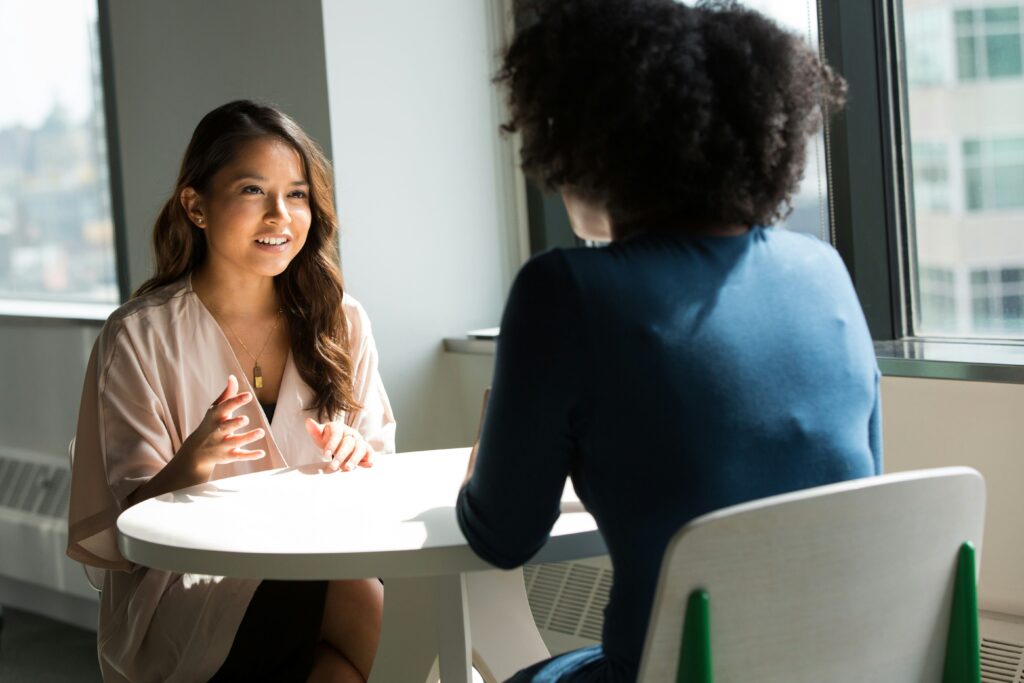 Entretien pour un poste en finance de marché entre un recruteur et une candidate en environnement professionnel